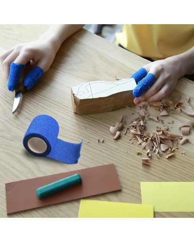 ruban anti-coupure adhésif enroulé pour protéger les doigts lors de la sculpture sur bois