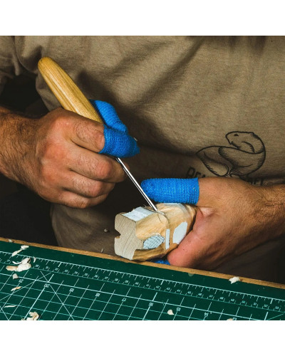 ruban anti-coupure adhésif enroulé pour protéger les doigts lors de la sculpture sur bois